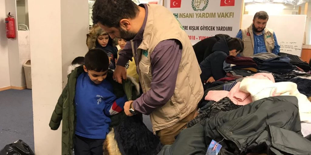 Ισλαμιστική ΜΚΟ του Ερντογάν μοιράζει χρήματα και δώρα σε μουσουλμάνους «πρόσφυγες» στην Αττική